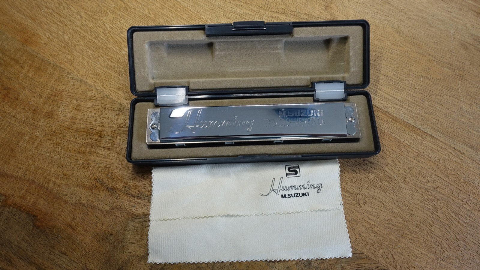 Suzuki SU-21 Humming Tremolo Mondharmonica C, Muziek en Instrumenten, Ophalen of Verzenden, Zo goed als nieuw, C-mondharmonica
