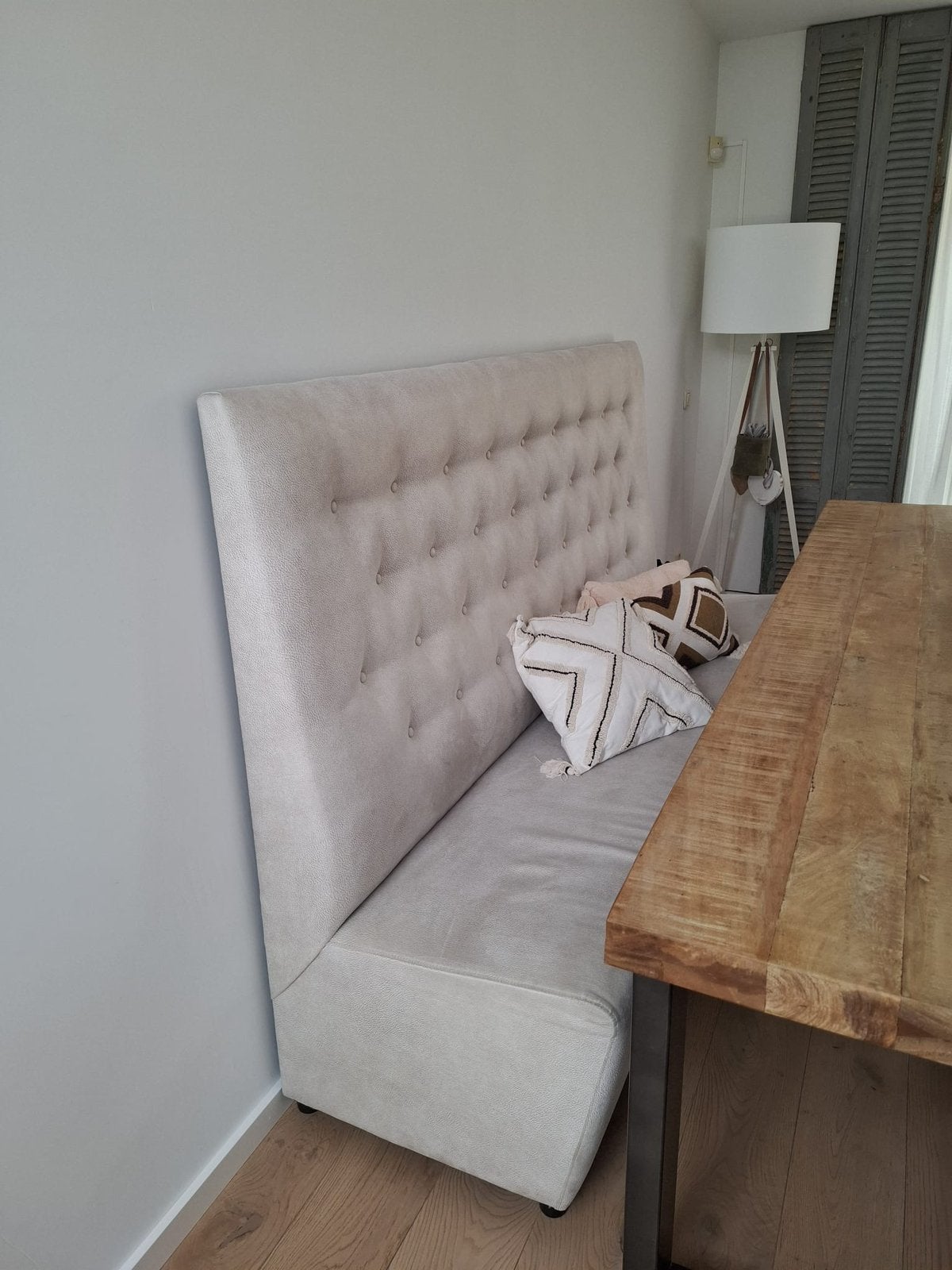 Beige suède eettafelbank met capitonné rugleuning, Ophalen, Gebruikt