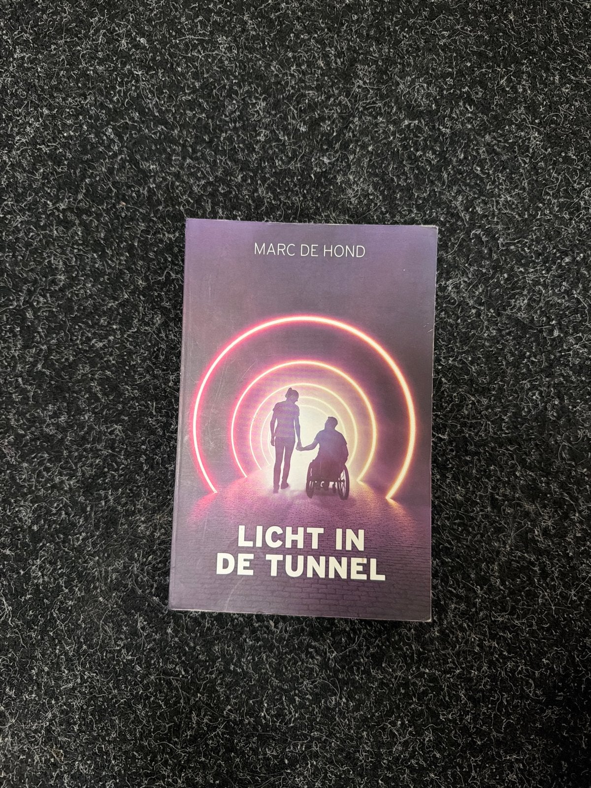 Licht in de Tunnel - Marc de Hond (Boek), Boeken, Ophalen of Verzenden, Gelezen, Overige