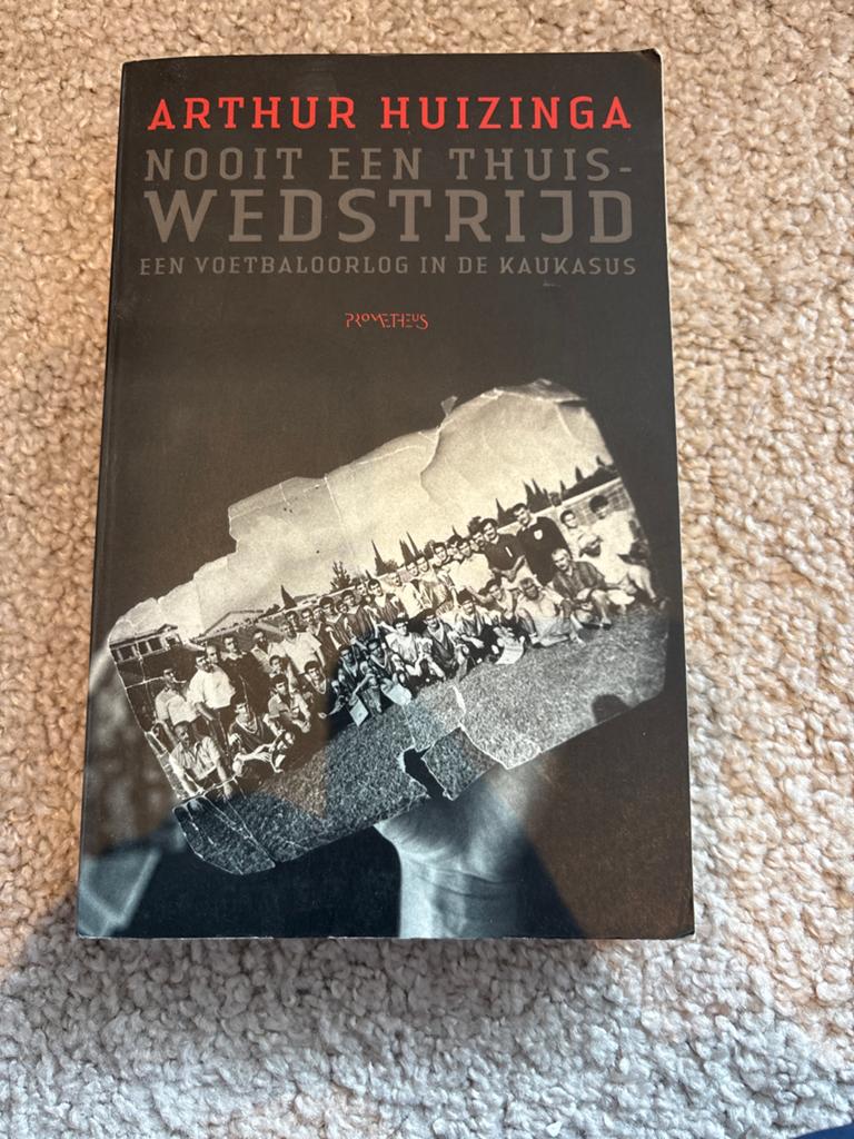 Nooit een thuiswedstrijd - Arthur Huizinga, Ophalen of Verzenden, Zo goed als nieuw