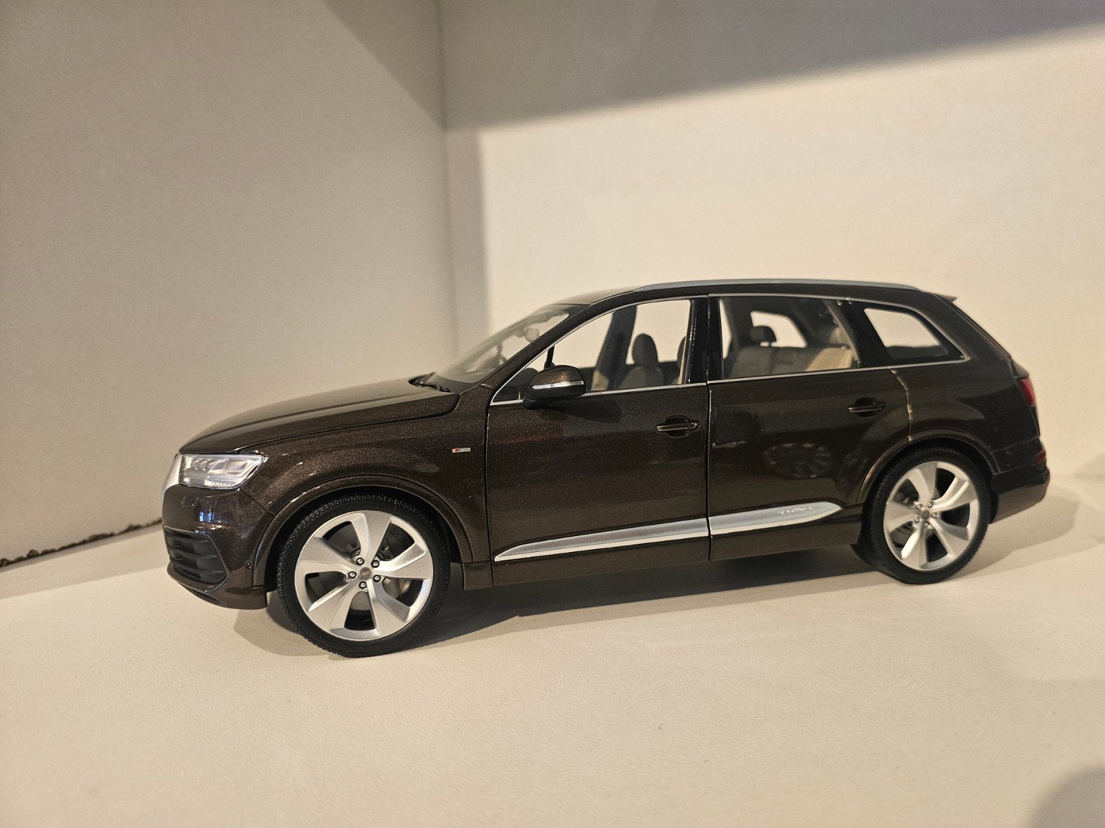 Minichamps Audi Q7 Bruin 1:18, Ophalen of Verzenden, Zo goed als nieuw, Auto, MiniChamps