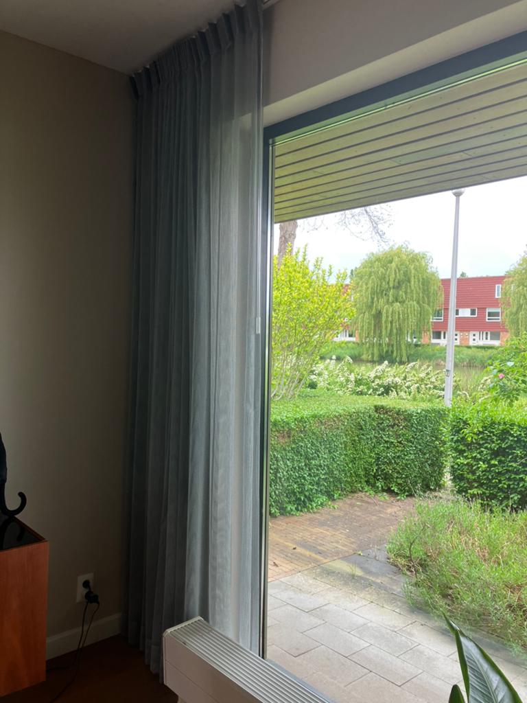 Luxe lichtgrijze inbetween gordijnen met zwarte streep, Huis en Inrichting, Ophalen, Zo goed als nieuw, Grijs, 200 cm of meer