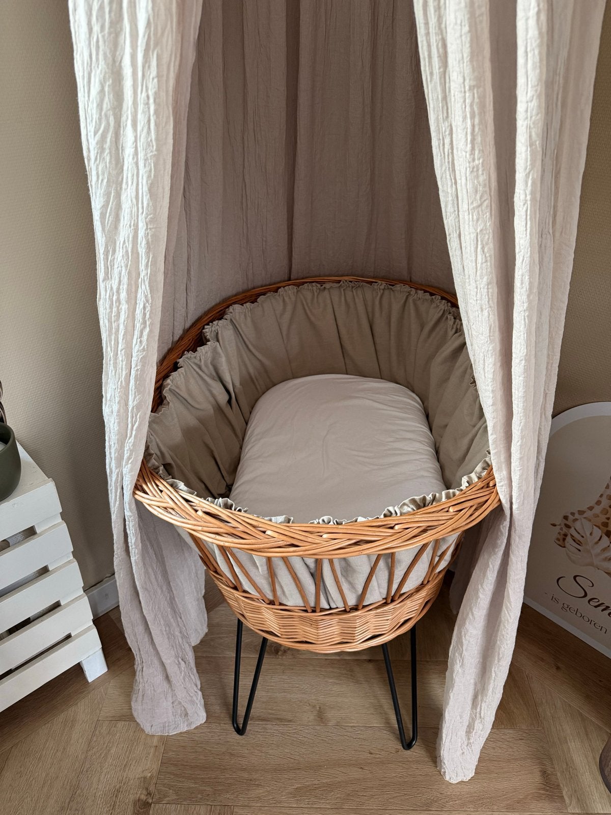 Rotan wieg met klamboe en matrasje, Kinderen en Baby's, Kinderkamer | Bedden, Ophalen, Zo goed als nieuw, Minder dan 140 cm, Matras