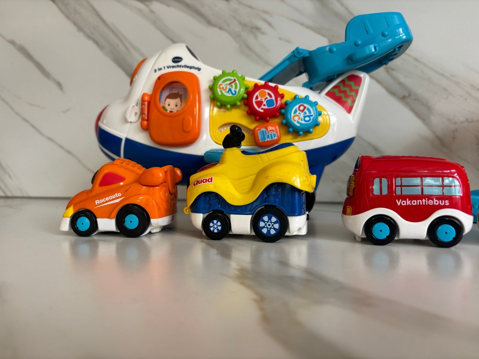 Vtech 2-in-1 Vrachtvliegtuig, Wasstraat & 4 Toet Toet Auto's, Ophalen of Verzenden, Gebruikt, 2 tot 4 jaar