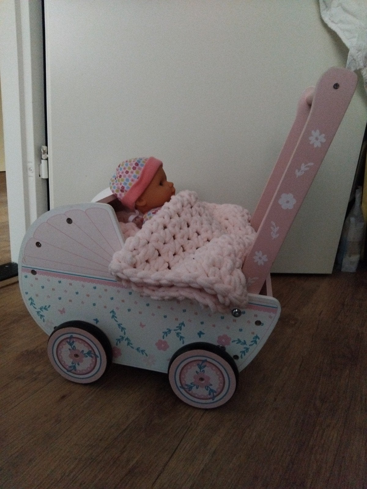 Houten poppenwagen met pop, matrasje en dekentje, Ophalen
