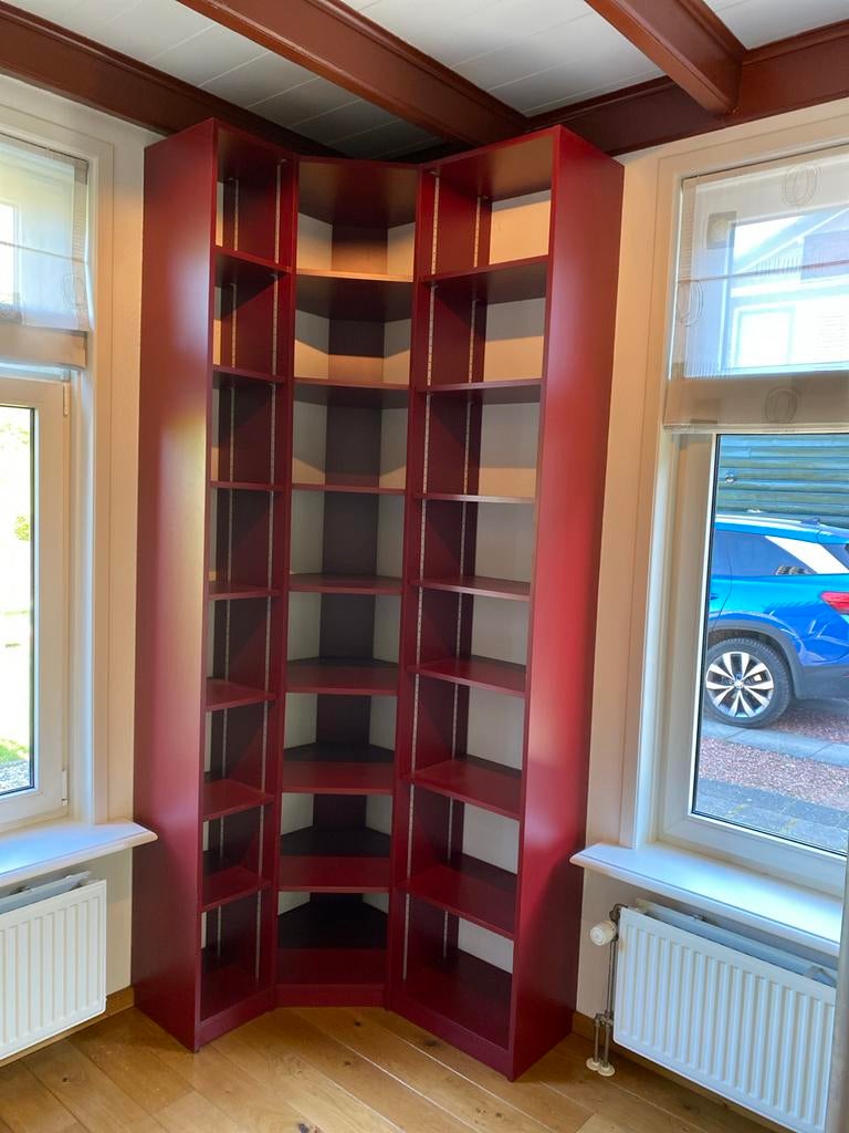 Mooie rode hoekkast met veel opbergruimte, Huis en Inrichting, Kasten | Boekenkasten, Ophalen, Met plank(en), Gebruikt, 100 tot 150 cm