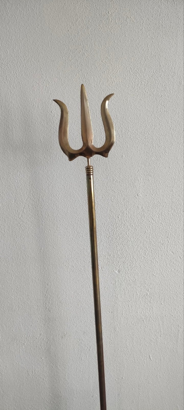 Goudkleurige Trishul (Drietand) - 1.65m lang, Ophalen