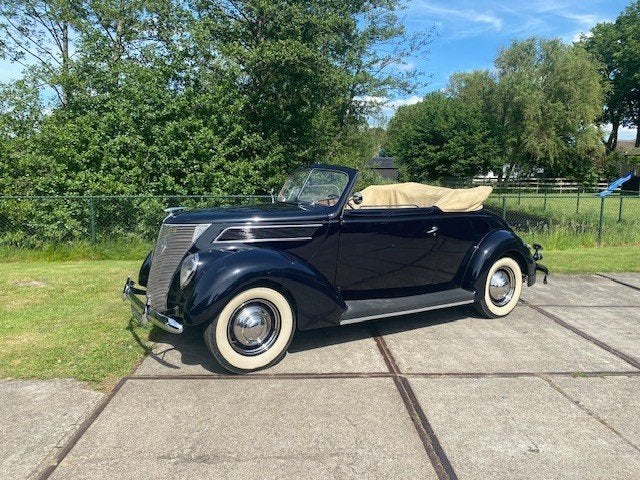 Ford v8 1937 club cabriolet Blauw