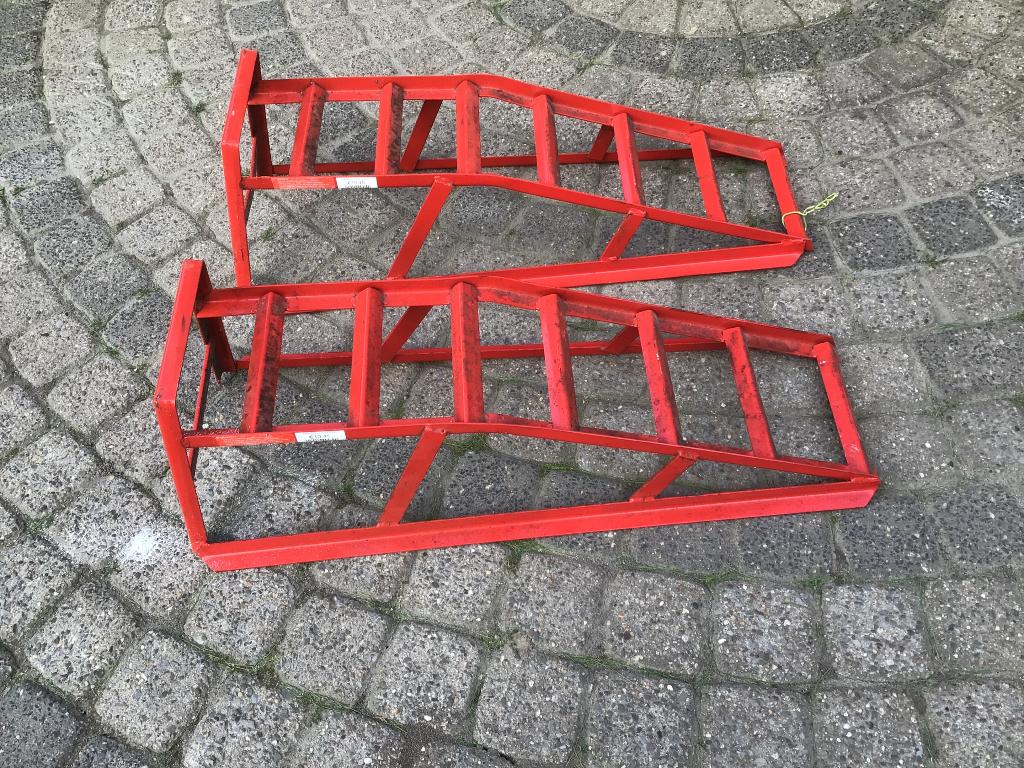 Oprijbok auto 2 stuks, Ophalen, Zo goed als nieuw