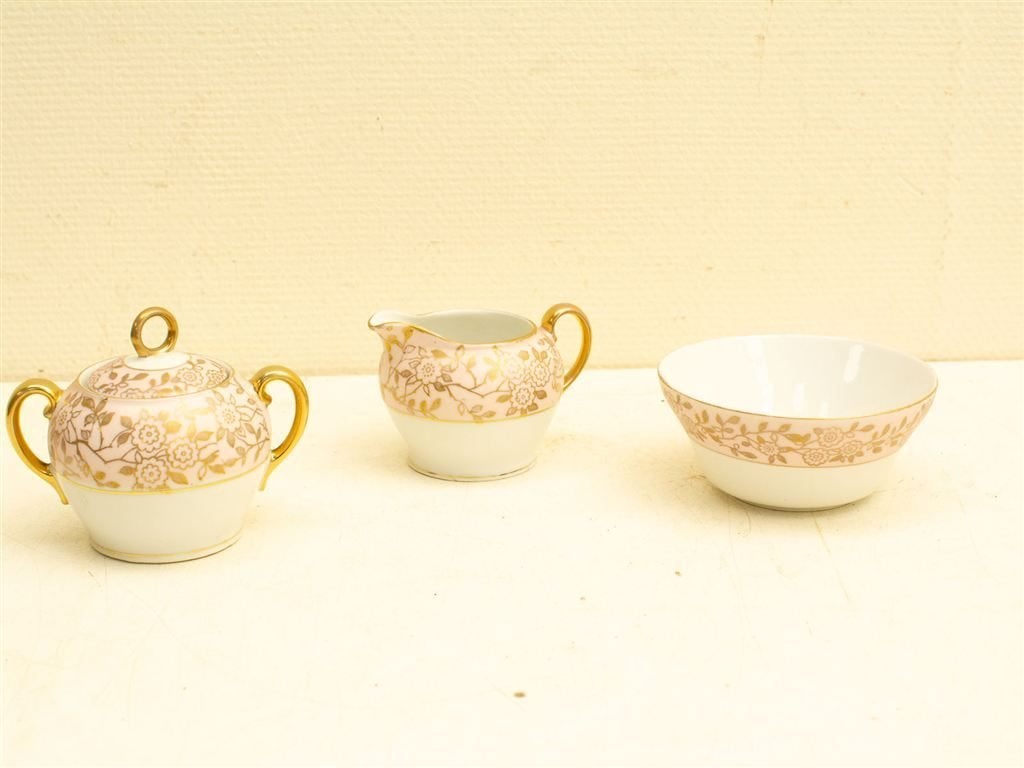 Victoria china melk en suikerkannetje en schaaltje 31967, Ophalen of Verzenden, Gebruikt, Aardewerk, Bord(en)
