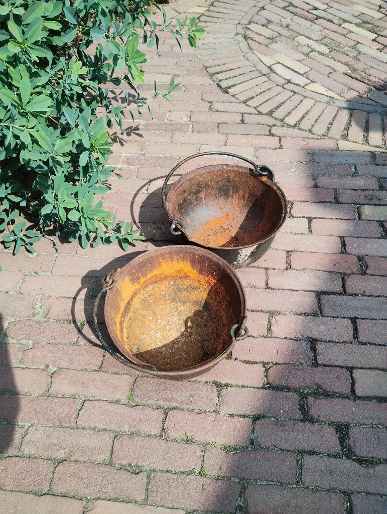 2 gietijzeren heksenpotten erg zwaar doorsnede 32cm 16 cm ho, Gebruikt, Minder dan 30 cm, Rond, Ophalen of Verzenden