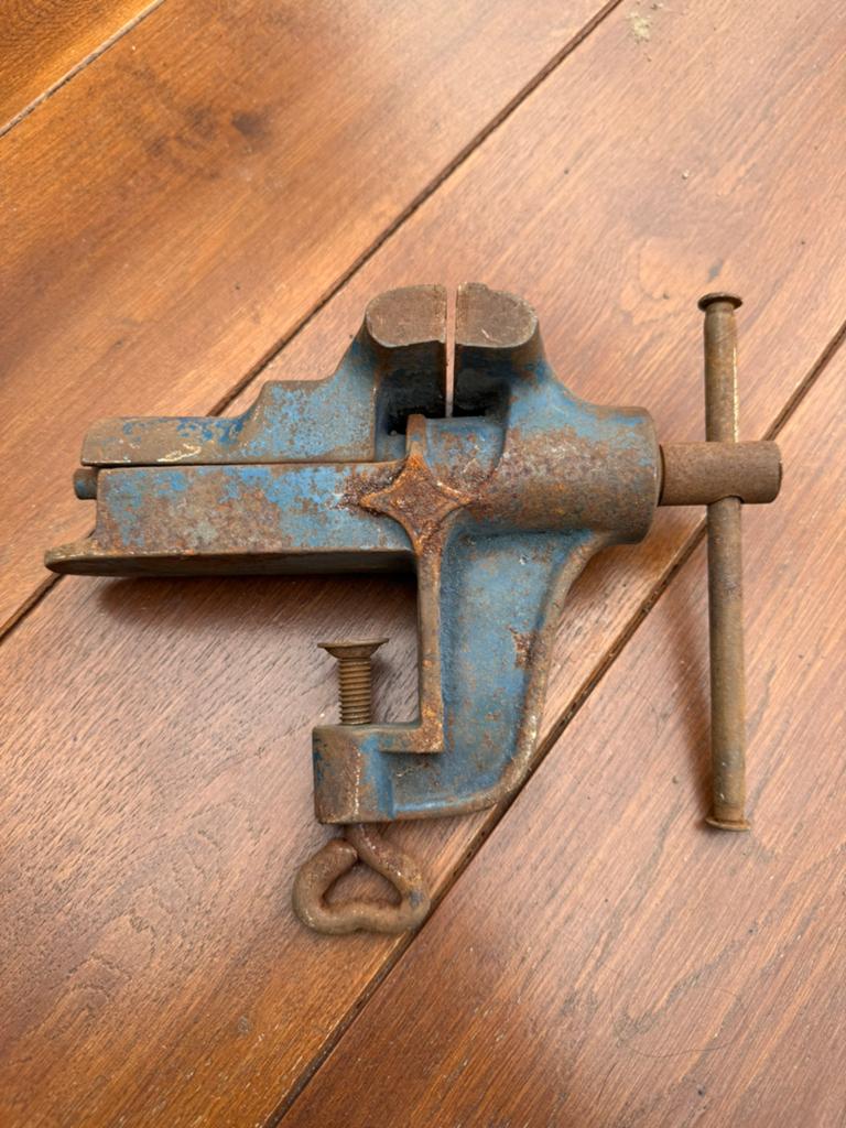Vintage mini bankschroef - handig voor precisiewerk, Ophalen of Verzenden, Gebruikt, Minder dan 70 cm, Bankschroef
