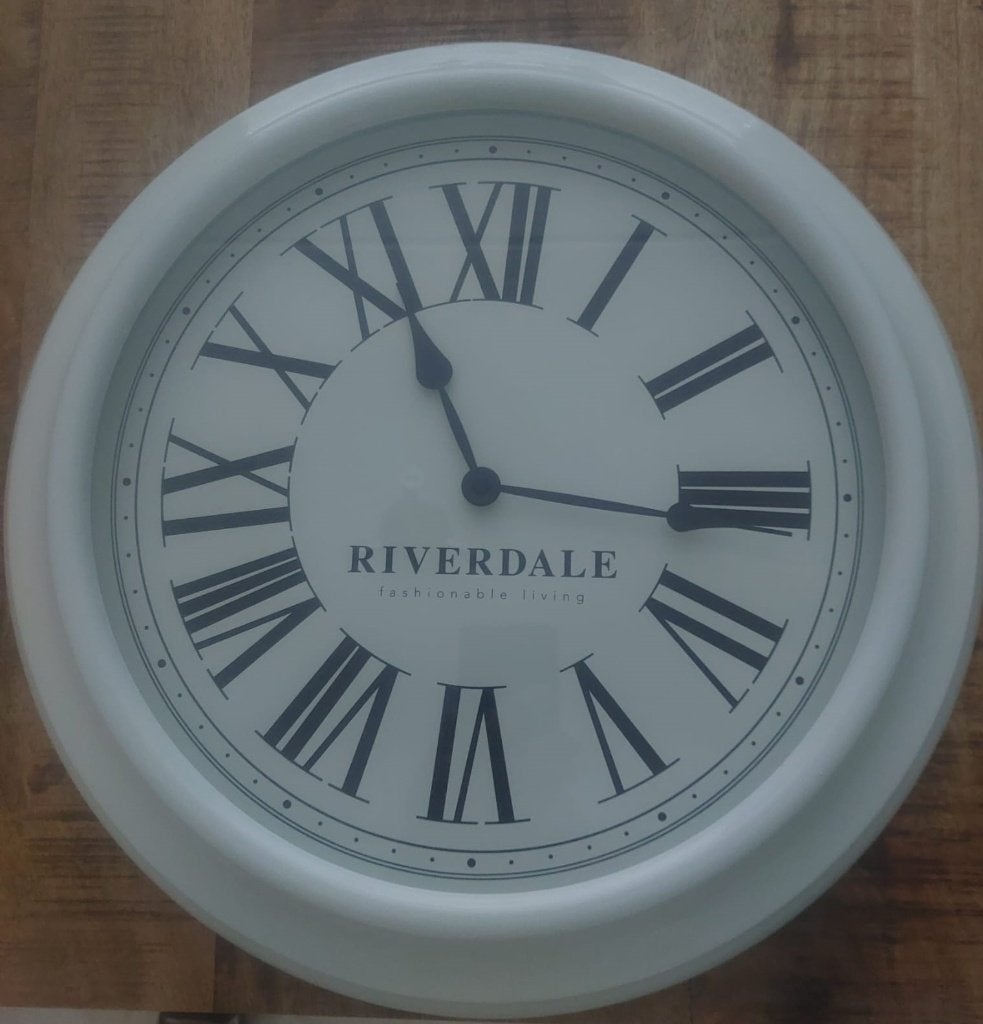 Riverdale wandklok white 46cm., Ophalen of Verzenden, Zo goed als nieuw, Werkt op batterijen, Wandklok