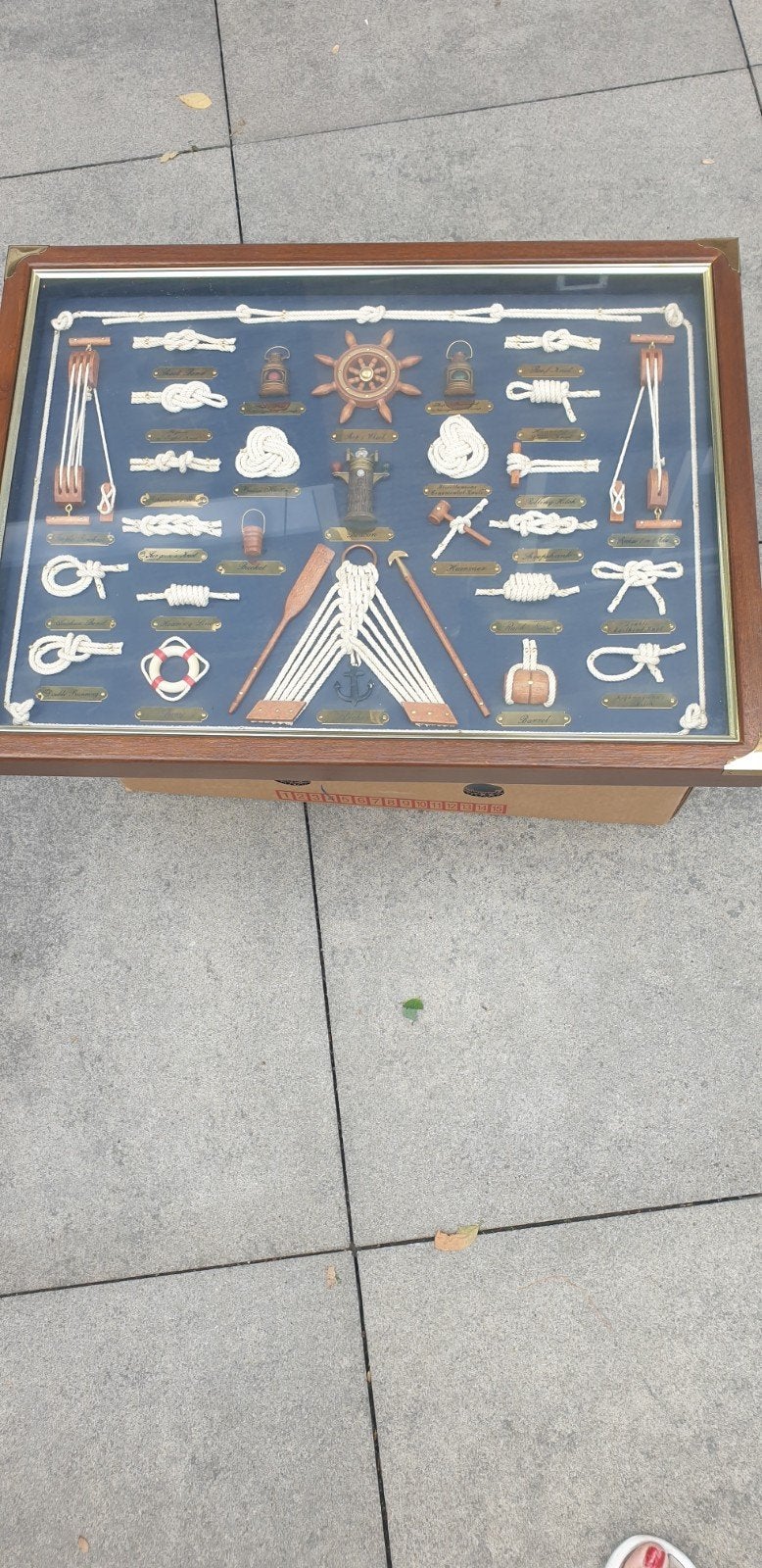 Tekoop  knopenbord, Ophalen