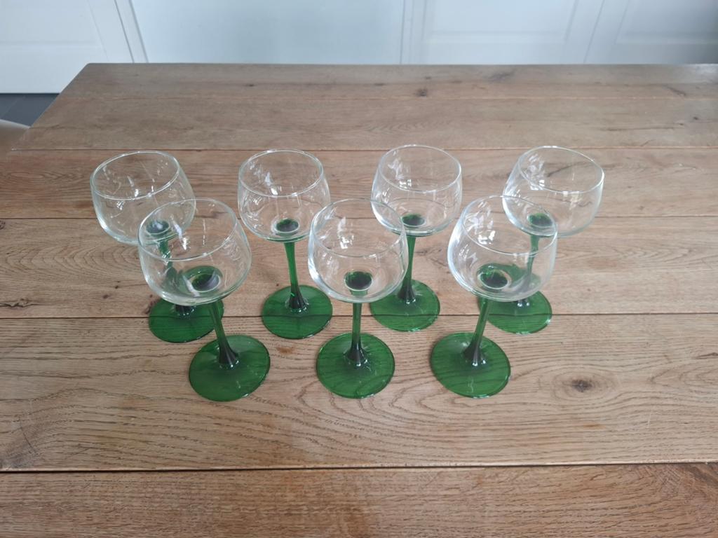 Set van 7 Luminarc wijnglazen groene voet - vintage, Huis en Inrichting, Glas of Glazen, Ophalen of Verzenden, Overige stijlen