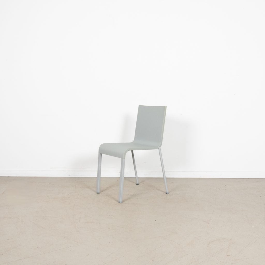 Vitra .03 Stoel Lichtgrijs Kunststof (Stapelbaar) - Gepoeder, Huis en Inrichting, Stoelen, Niet ingevuld, Zo goed als nieuw, Niet ingevuld