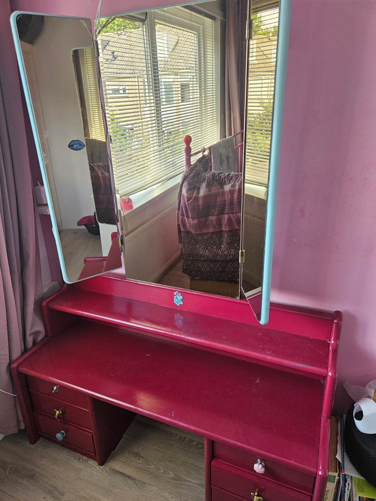 Vintage kaptafel met spiegel - rood/roze, Huis en Inrichting, Tafels | Kaptafels, Gebruikt, 100 tot 150 cm, Vintage, Klassiek