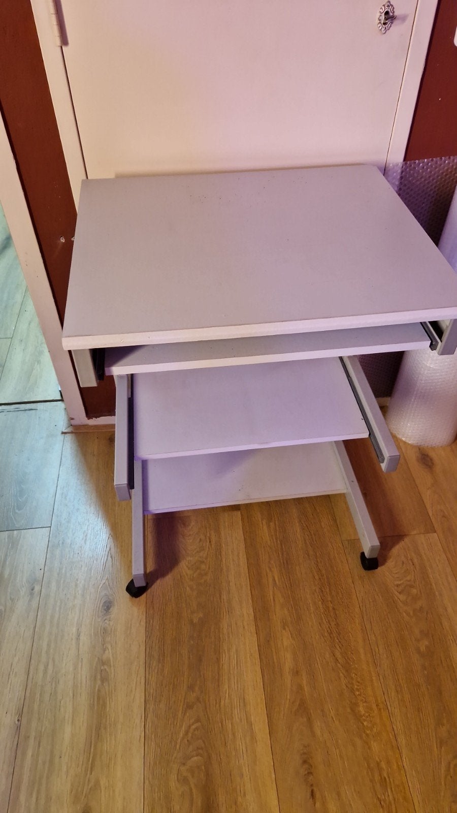 Compact computerbureau met uitschuifbaar toetsenbordblad, Gebruikt, Spaanplaat of MDF, Ophalen of Verzenden, Grijs