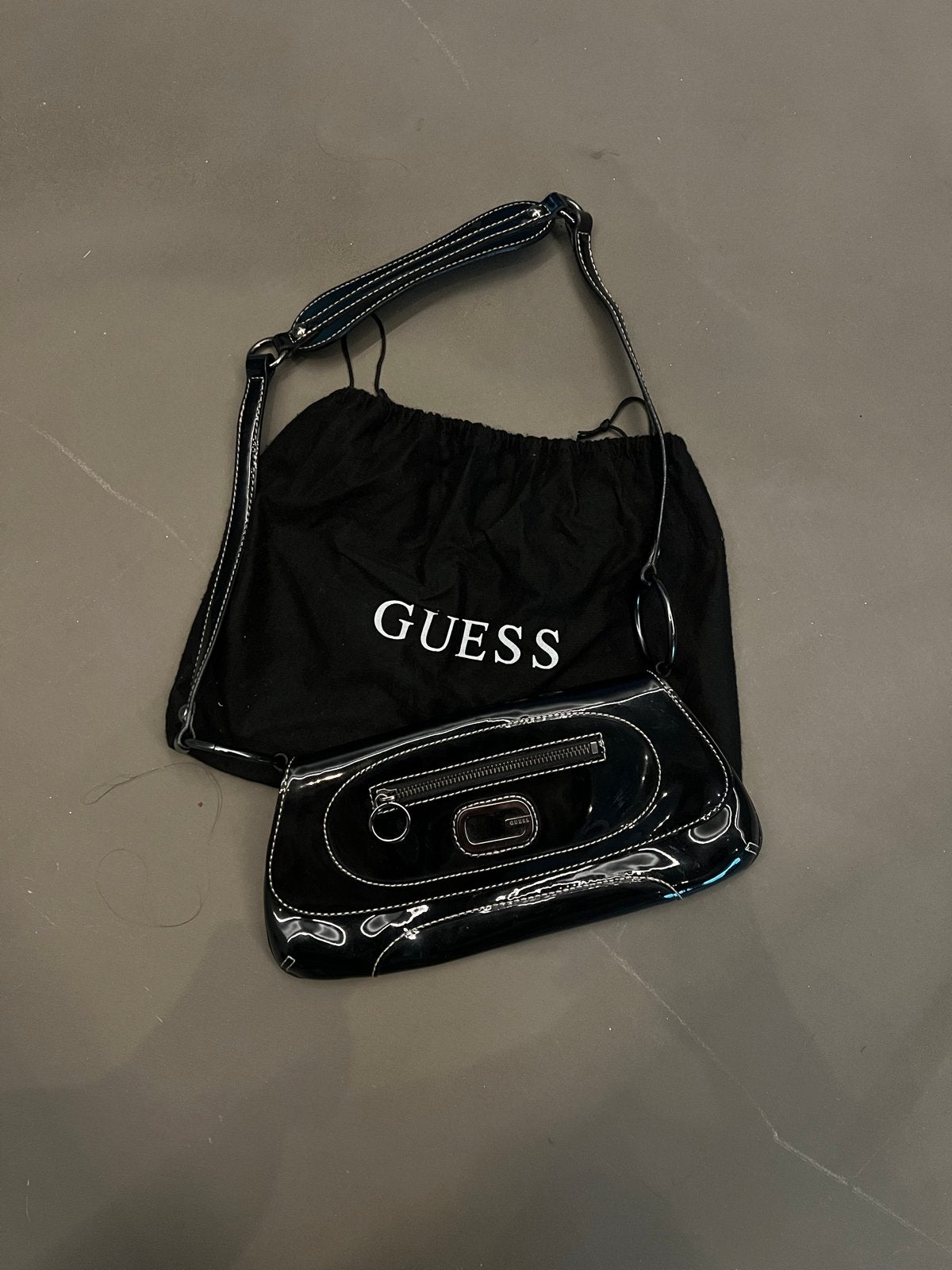 Vintage Guess tas - zwart lak - Zo goed als nieuw, Ophalen of Verzenden, Zo goed als nieuw, Zwart, Schoudertasje