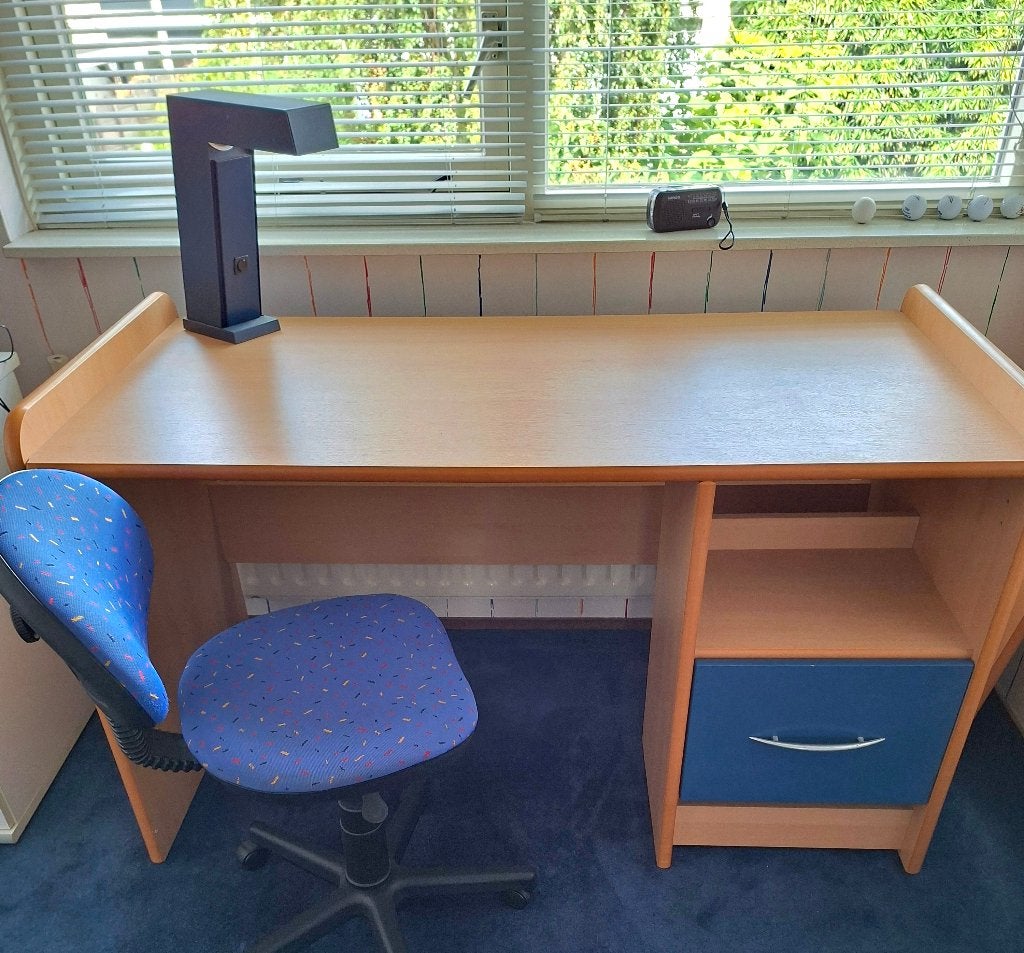 Bureau + stoel, Ophalen, Hout, Schoolbureau, Zo goed als nieuw