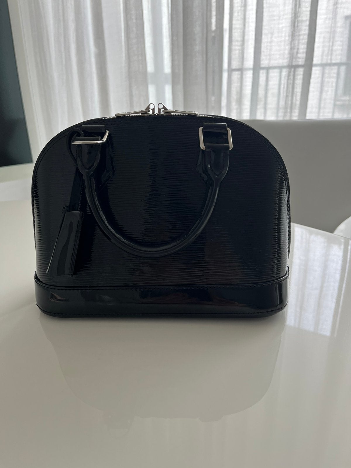 Louis Vuitton ALMA BB zwart lakleer, Sieraden, Tassen en Uiterlijk, Tassen | Damestassen, Ophalen, Zo goed als nieuw, Zwart, Handtas