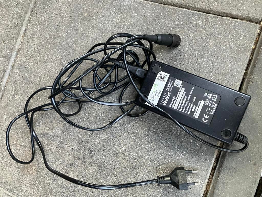 BMZ Acculader 48V 2.0A voor 36V Innergy batterijen, Ophalen of Verzenden, Zo goed als nieuw