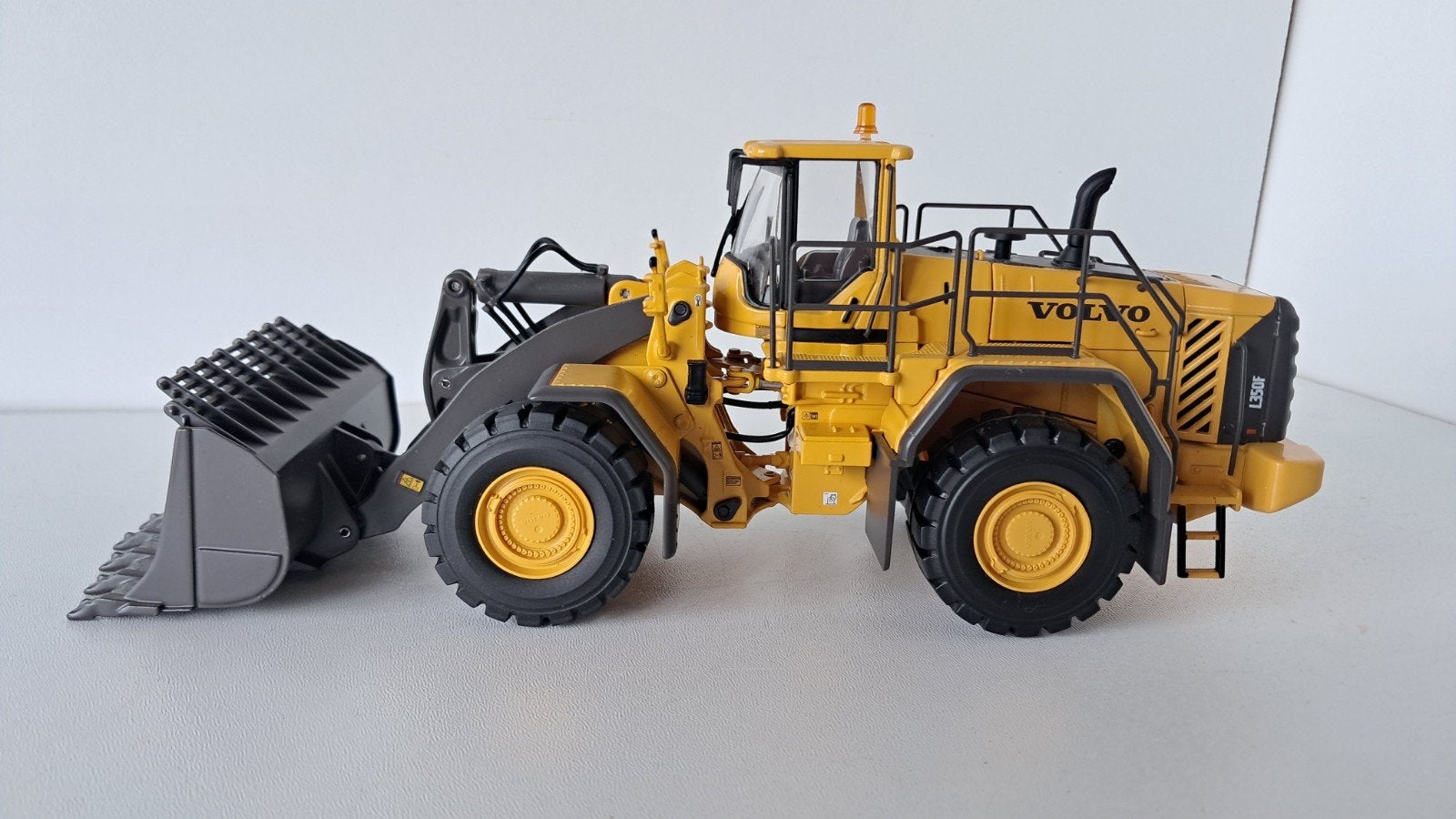 Volvo L350F shovel motorart, Hobby en Vrije tijd, Modelauto's | 1:50, Ophalen of Verzenden, Nieuw, Bus of Vrachtwagen, Overige merken