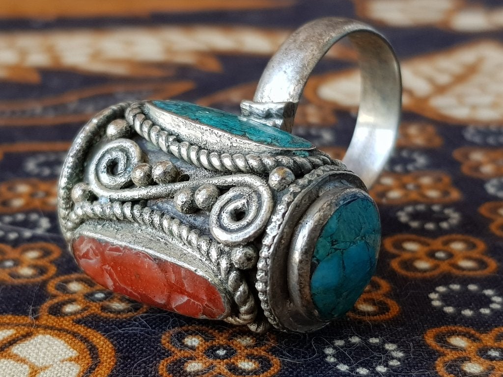 Mooie oude zilverbrons ring uit Nepal met stenen 4 cm., Antiek en Kunst, Zilver, Sieraad, Handgemaakt, Ophalen of Verzenden