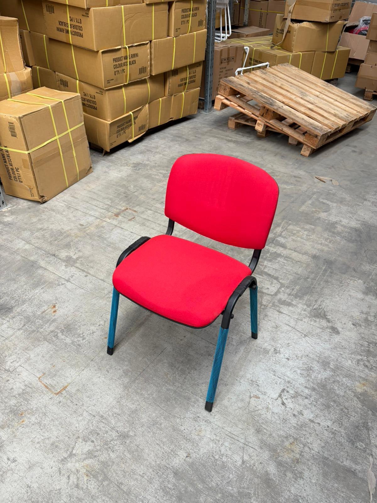 Partij 275 nieuwe stoelen rood stapelbaar vergaderstoelen, Nieuw, Ophalen of Verzenden, Stof, Modern