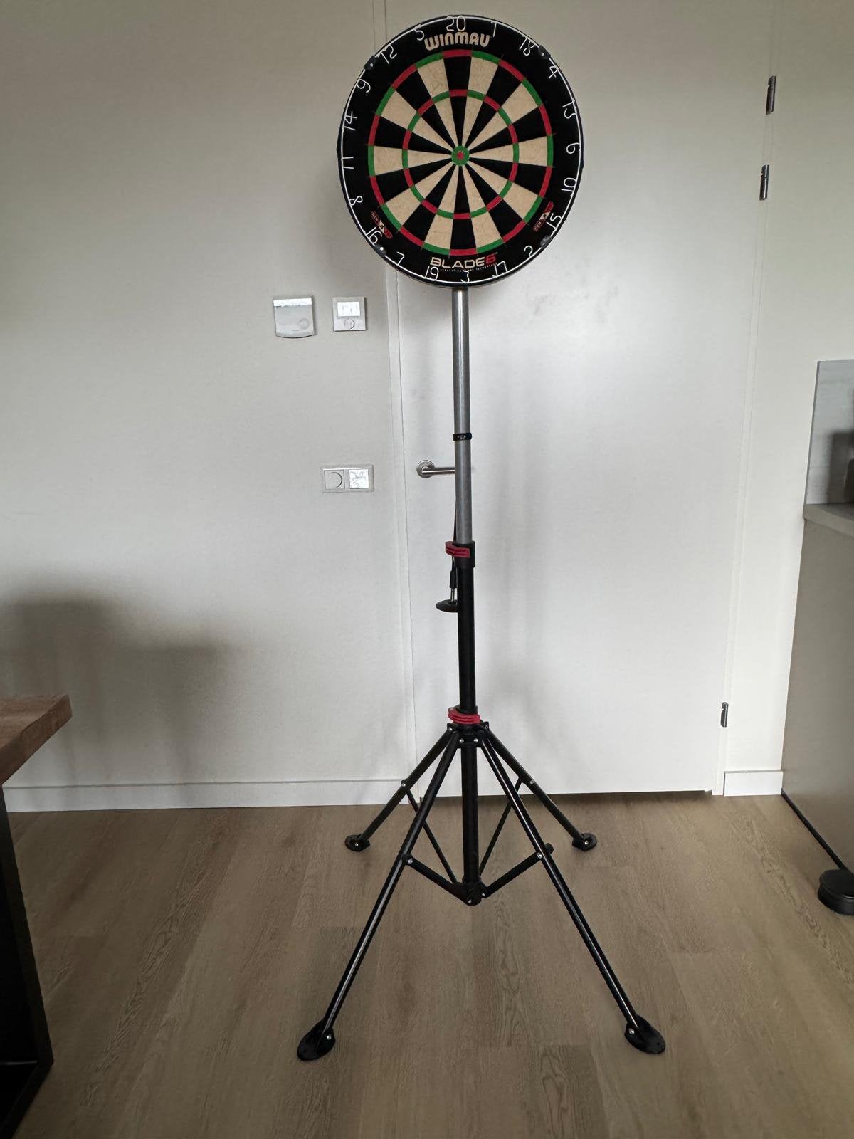 Winmau Xtreme Dartbord Standaard(zonder bord), Sport en Fitness, Darts, Ophalen, Zo goed als nieuw, Dartbord