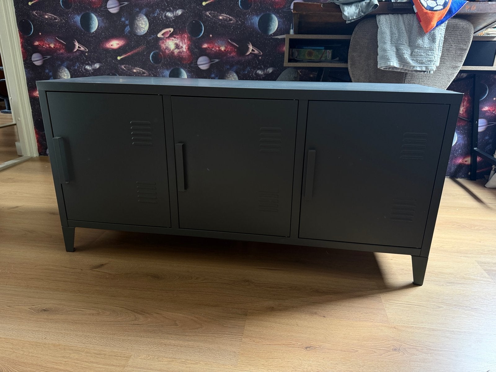 GRATIS: grijs metalen tv-meubel / kast, Ophalen, Gebruikt, 100 tot 150 cm, Minder dan 100 cm