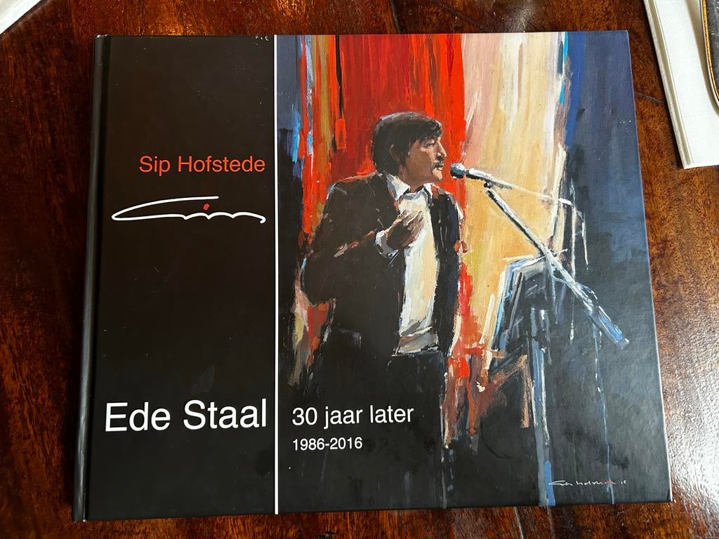 Te koop gevraagd: Ede Staal - 30 jaar later (Sip Hofstede), Boeken, Ophalen of Verzenden, Zo goed als nieuw, Artiest