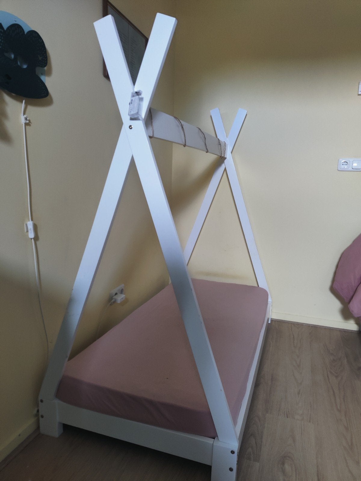 Peuterbed tipi. In goede staat incl. matras, Kinderen en Baby's, Kinderkamer | Bedden, Ophalen, 140 tot 160 cm, 70 tot 85 cm, Matras