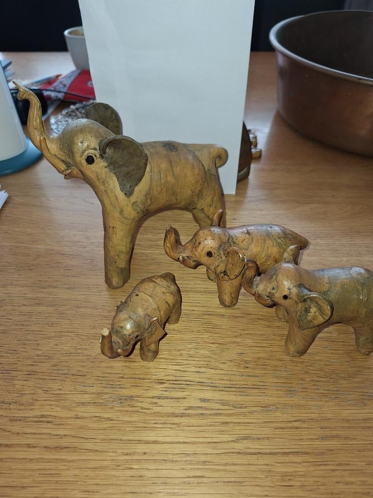 Olifantenfamilie van papier-maché of vergelijkbaar materiaal, Antiek en Kunst, Ophalen of Verzenden