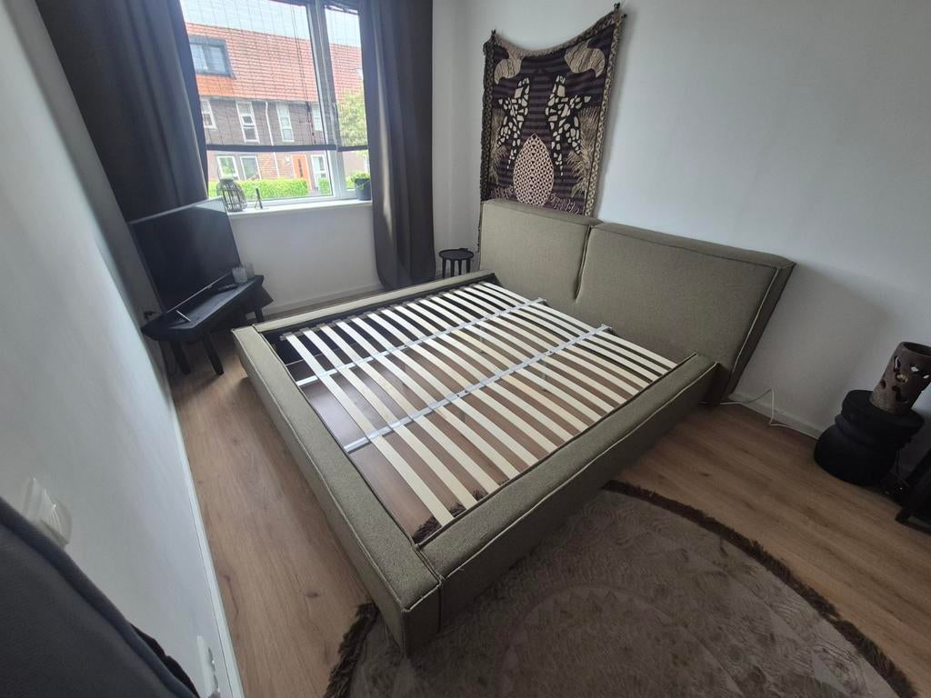 Gestoffeerd bedrame incl lattenbodems te koop, Ophalen, 210 cm, Tweepersoons, Zo goed als nieuw