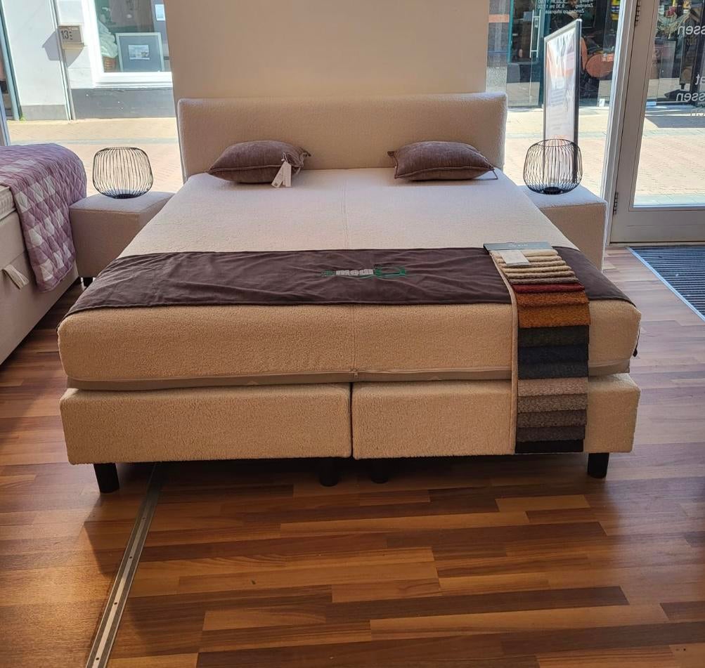 2 pers. bouclé boxspring 160 x 200  Incl. matras & 2xhocker, Huis en Inrichting, Slaapkamer | Matrassen en Bedbodems, Ophalen