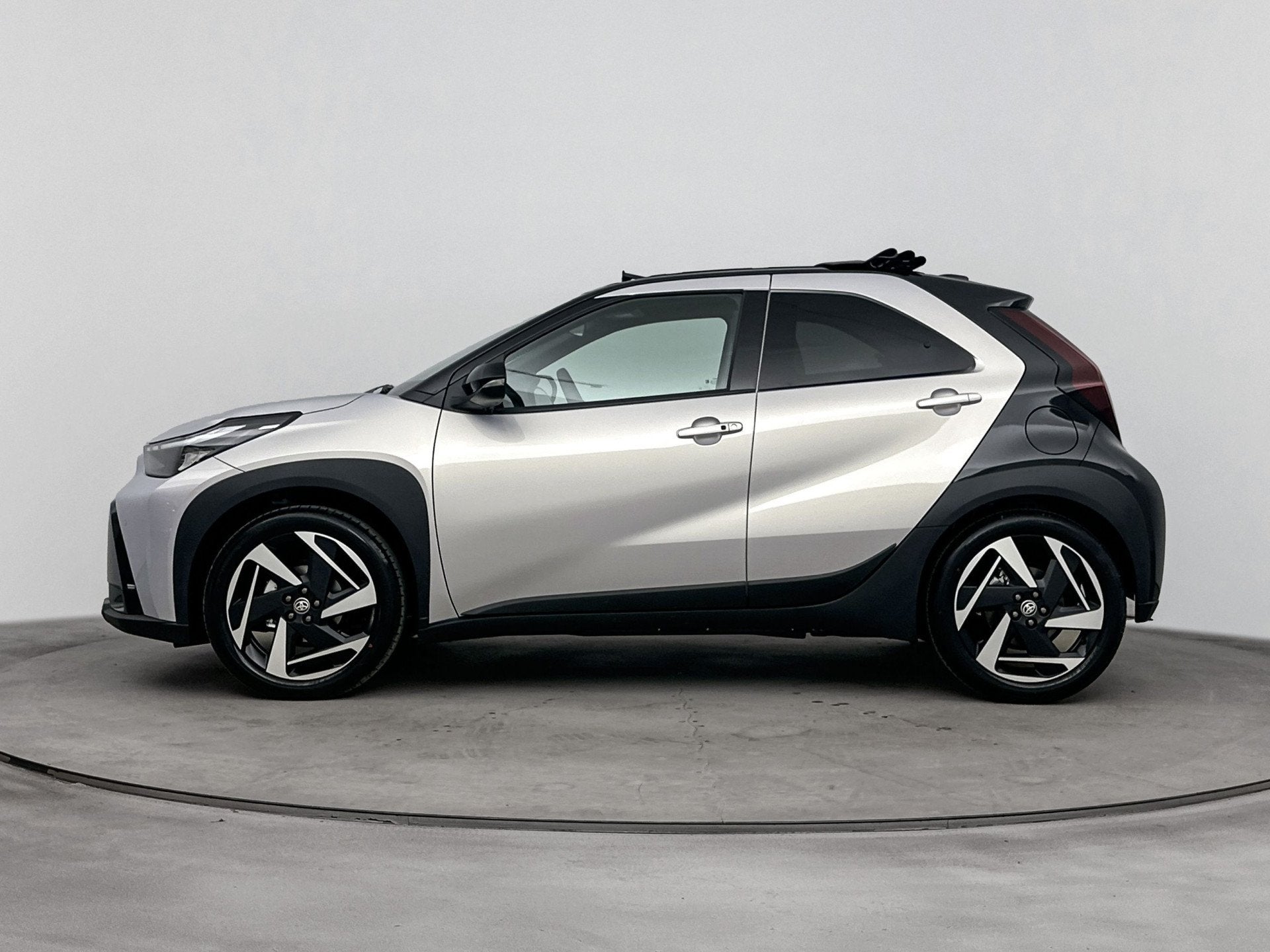 Toyota Aygo X Hybrid 115 envy | Apple Carplay & Android Auto, Auto's, 12 maanden, Stof, Zwart, 4 stoelen