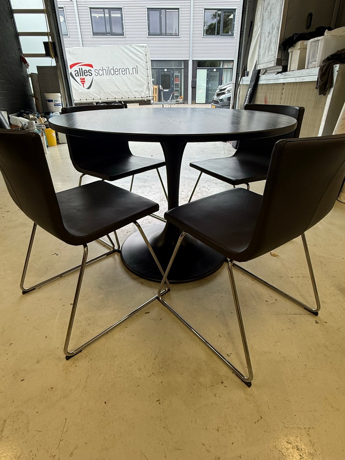 Moderne zwarte ronde eettafel met 4 stoelen, Huis en Inrichting, Ophalen, 100 tot 150 cm, Zo goed als nieuw, Vier personen