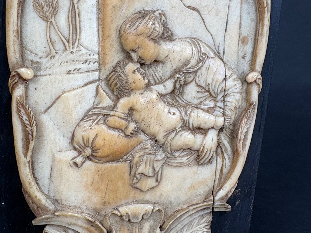Antiek gesneden reliëf — moeder met kind, ivoor 18e eeuw, Antiek en Kunst, Ophalen of Verzenden