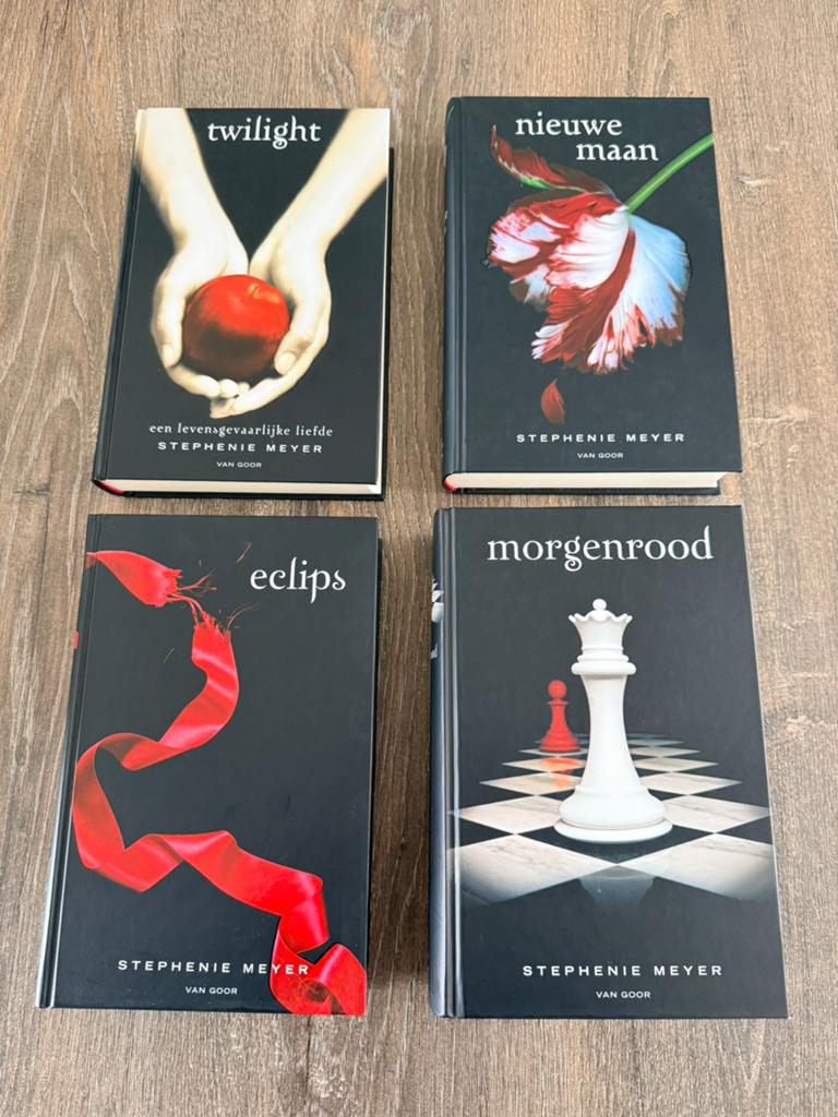 Twilight Saga Boekenreeks - Stephenie Meyer (4 delen), Boeken, Ophalen of Verzenden, Zo goed als nieuw, Nederland