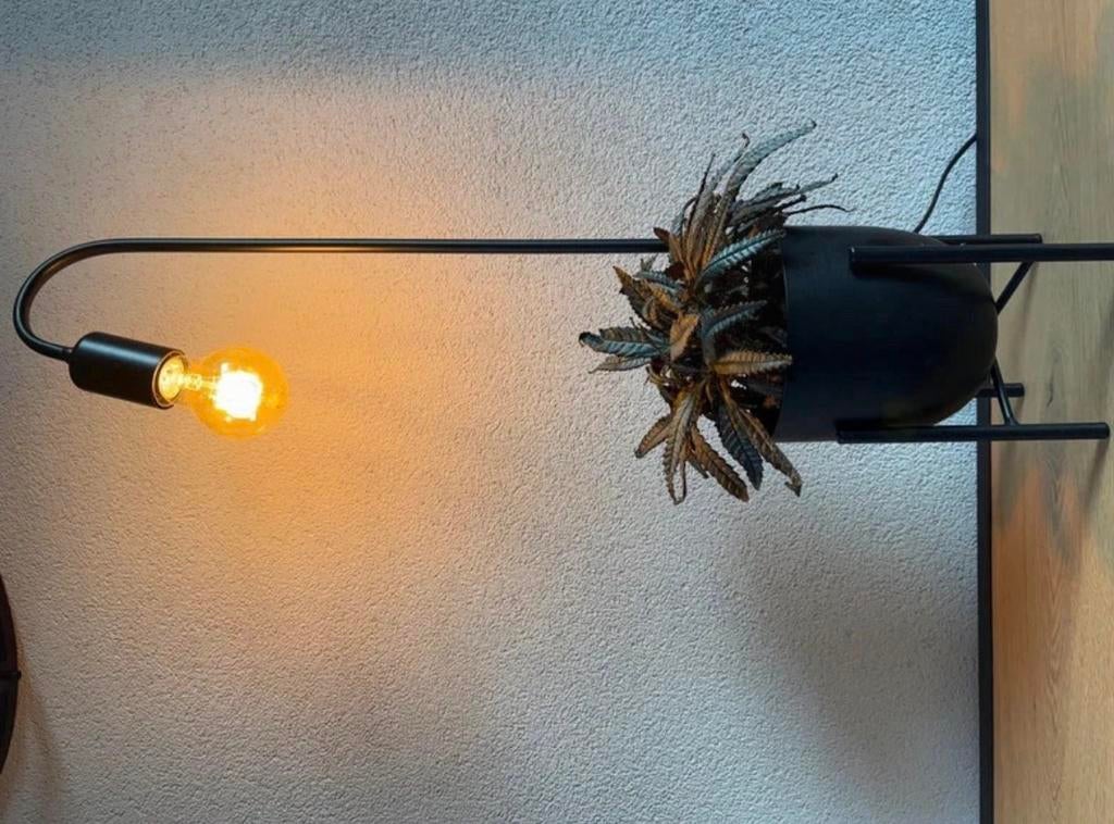 Zwarte tafel lamp met pot voor plant eronder van Mica., Verzenden, Gebruikt, Metaal, 50 tot 75 cm