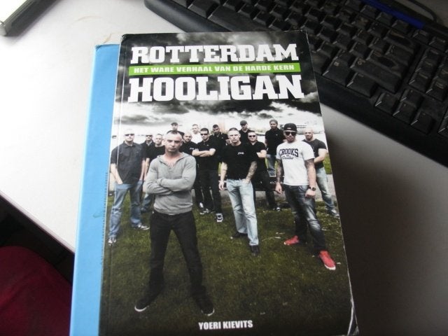 yoeri kievits - rotterdam hooligan, Ophalen of Verzenden, Gelezen, Balsport