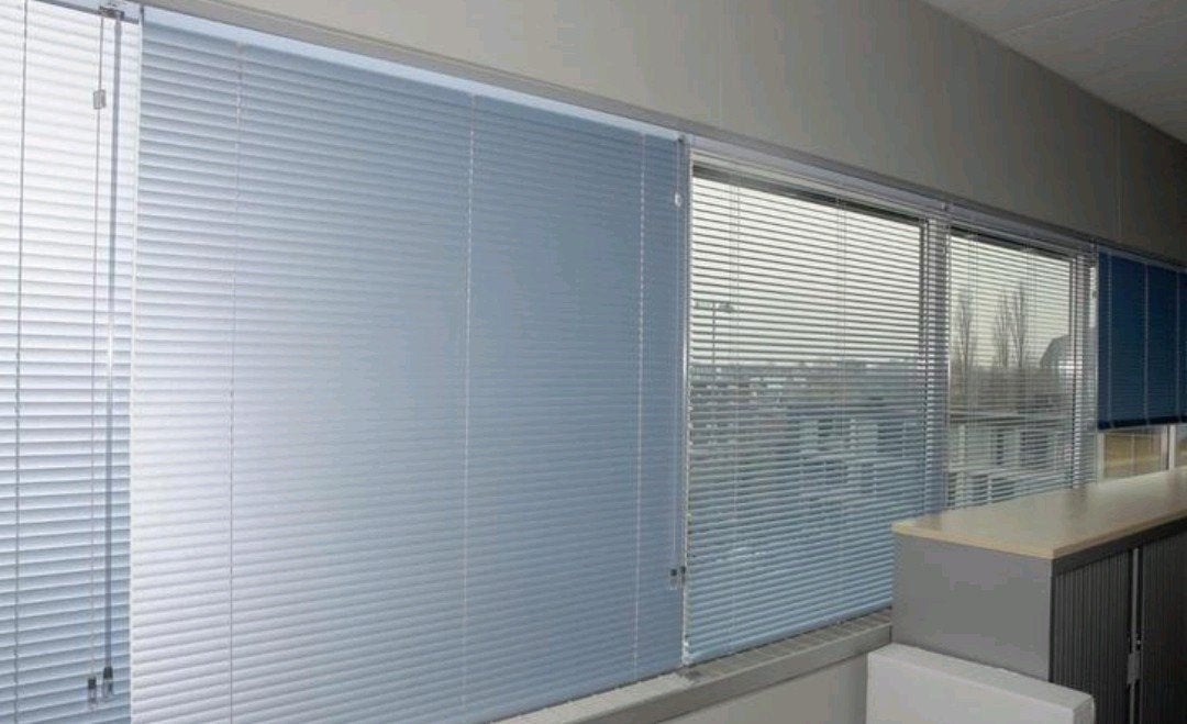 1x Luxaflex, 117B x 130H, zacht blauw met zilveren glans., Huis en Inrichting, Ophalen, Blauw, Metaal, Lamellen
