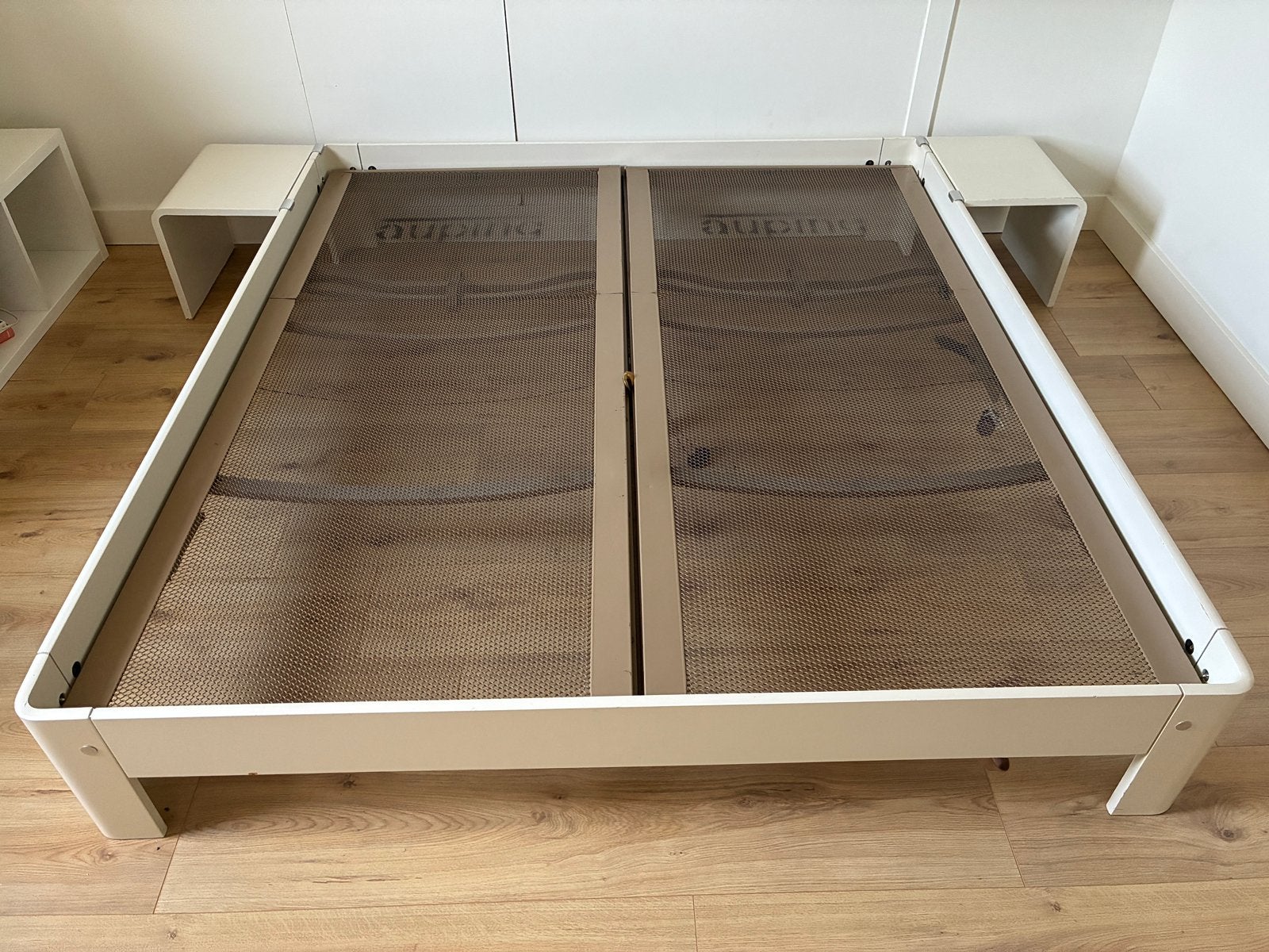 Auping Auronde 180x200 + 2 spiralen + zijtafels + matrassen, Gebruikt, Wit, Tweepersoons, Ophalen of Verzenden