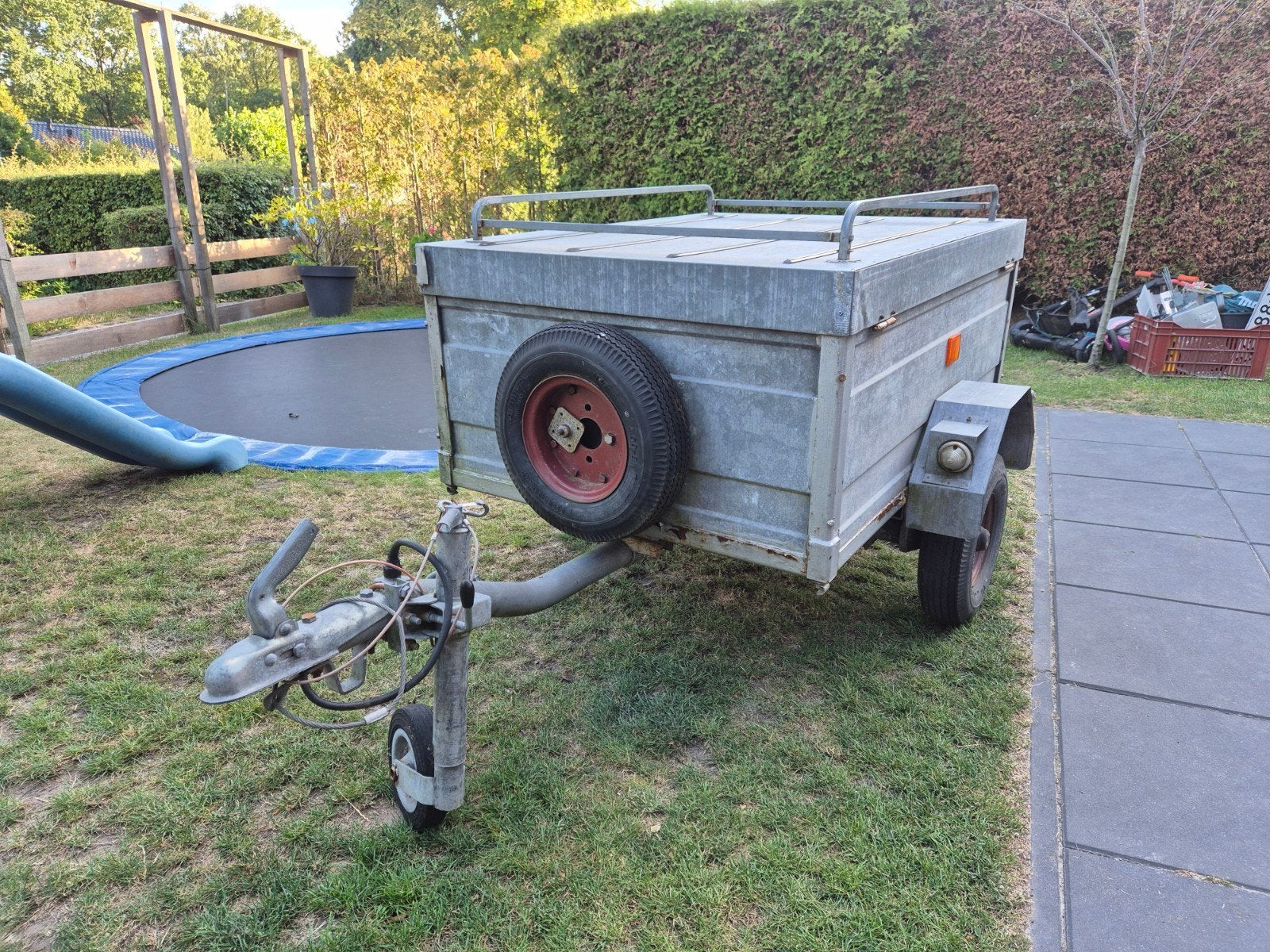 Compacte aanhanger met deksel en reservewiel, Ophalen, Gebruikt