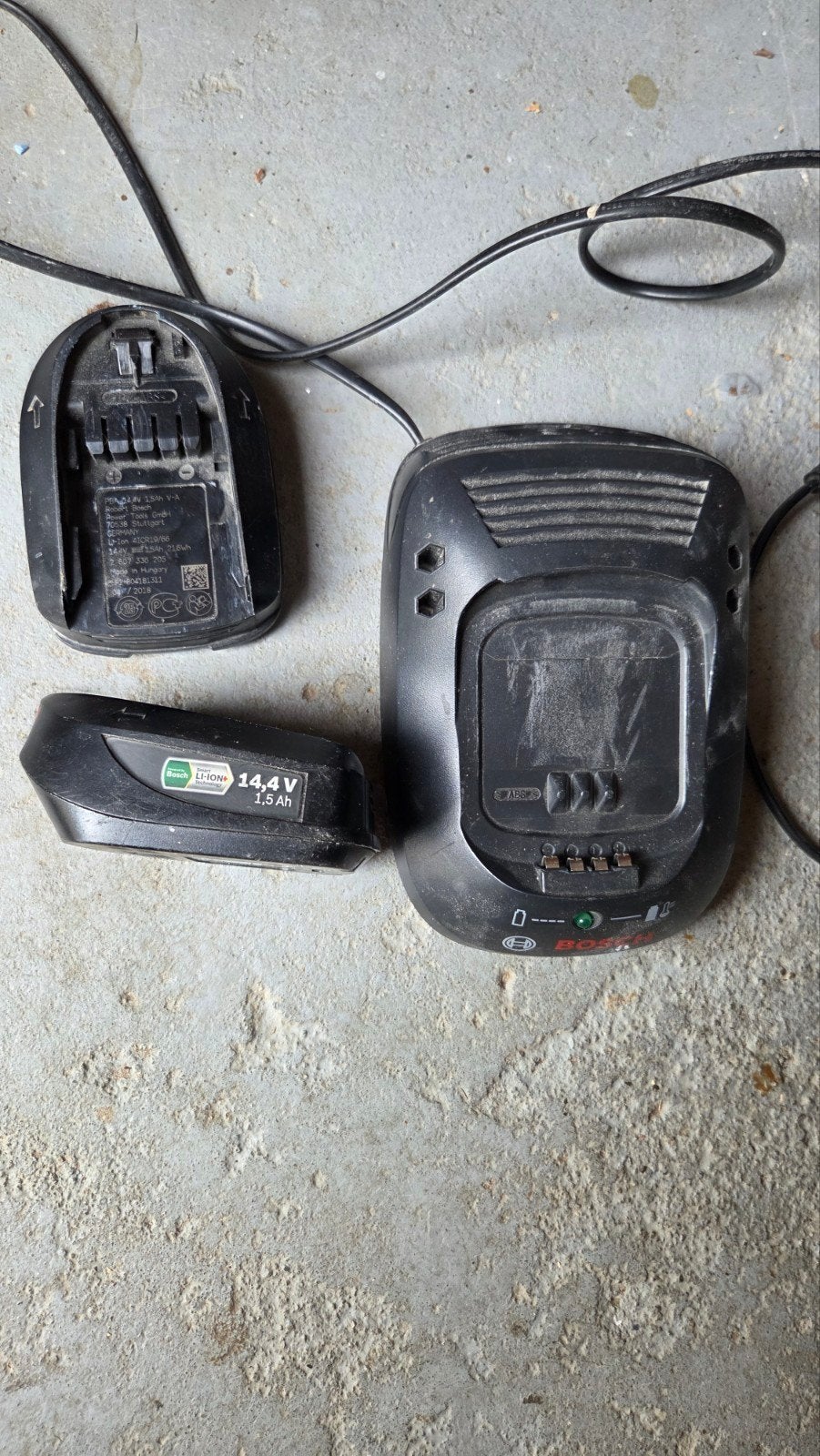 Bosch acculader met 2 Li-ion accu's, werkt naar behoren, Ophalen of Verzenden, Gebruikt, Overige typen