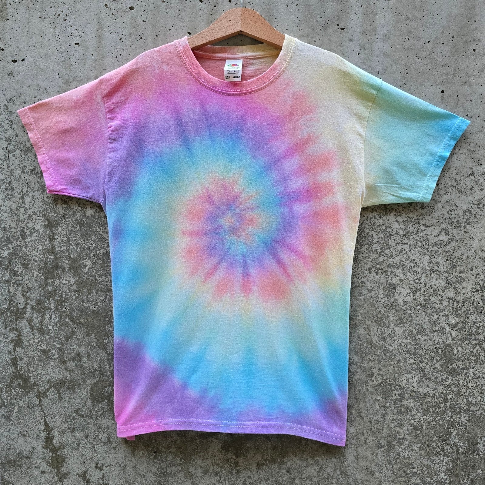 Pastel regenboog spiral tie dye zomer hippie tshirt maat 140, Spiral Creaties, Jongen of Meisje, Nieuw, Ophalen of Verzenden