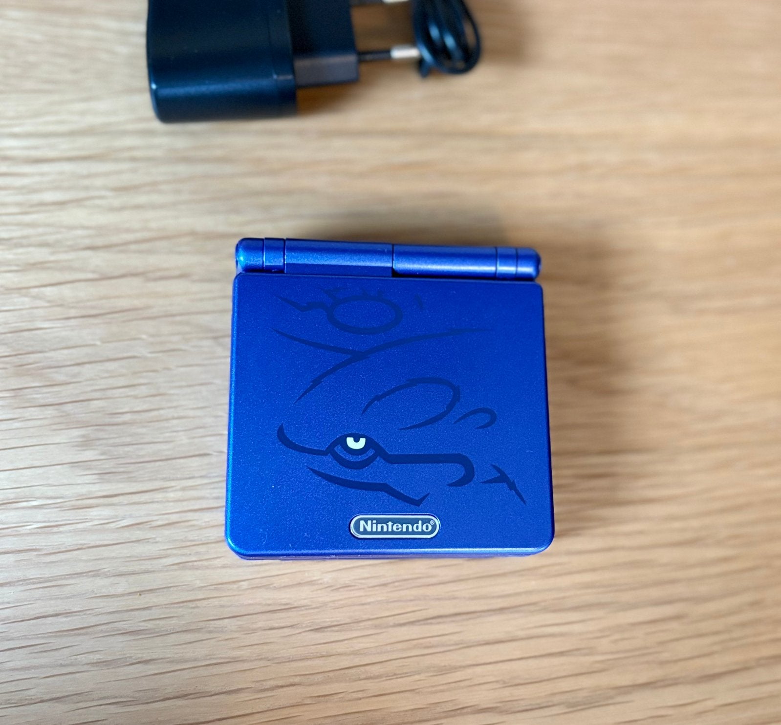 Game Boy Advance SP - Kyogre + IPS scherm, Spelcomputers en Games, Spelcomputers | Nintendo Game Boy, Ophalen of Verzenden, Zo goed als nieuw