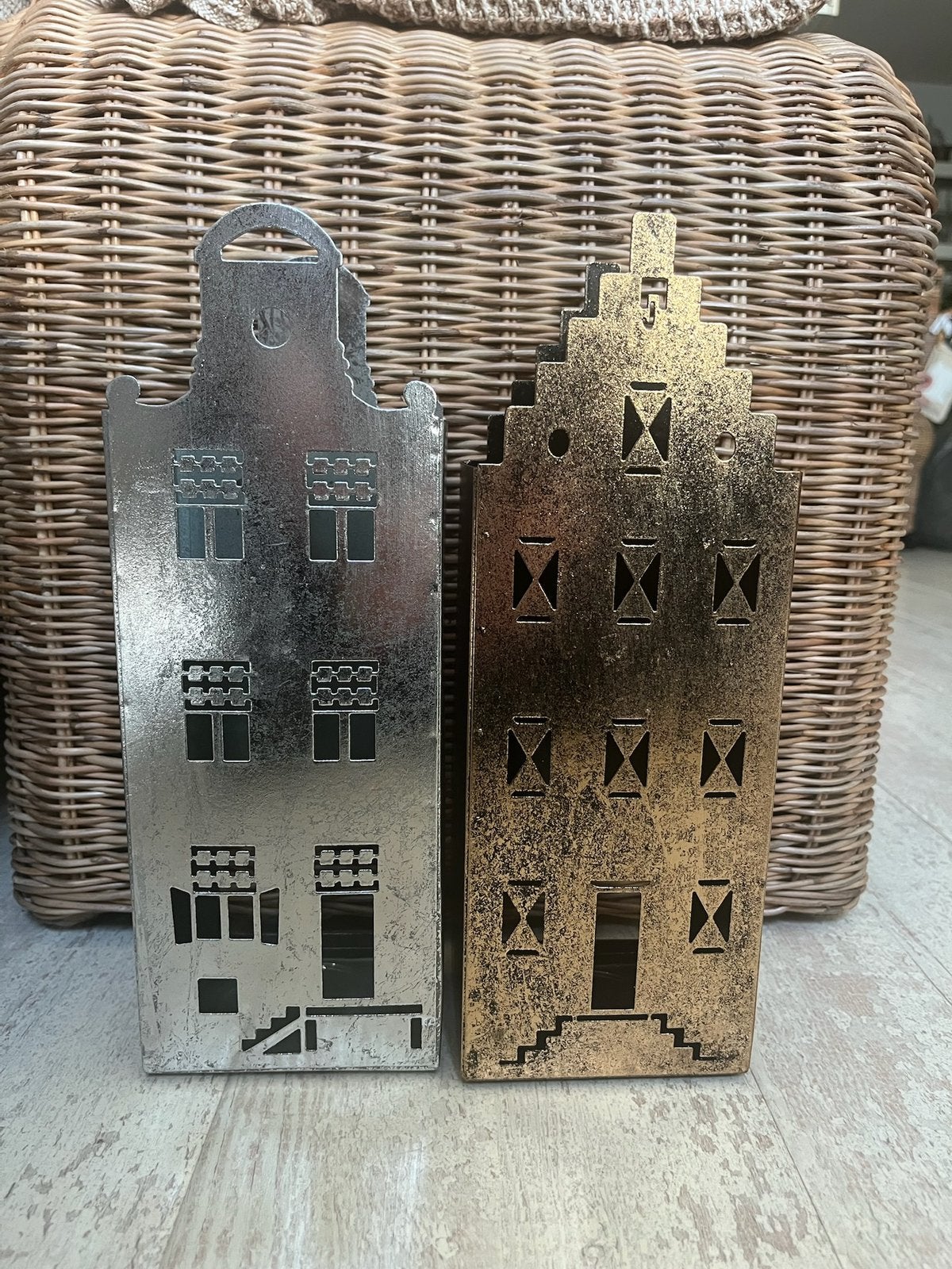 Te koop: 2 metalen huisjes/grachtenpandjes, goud en zilver., Huis en Inrichting, Nieuw, Ophalen of Verzenden, Landelijk, Goud