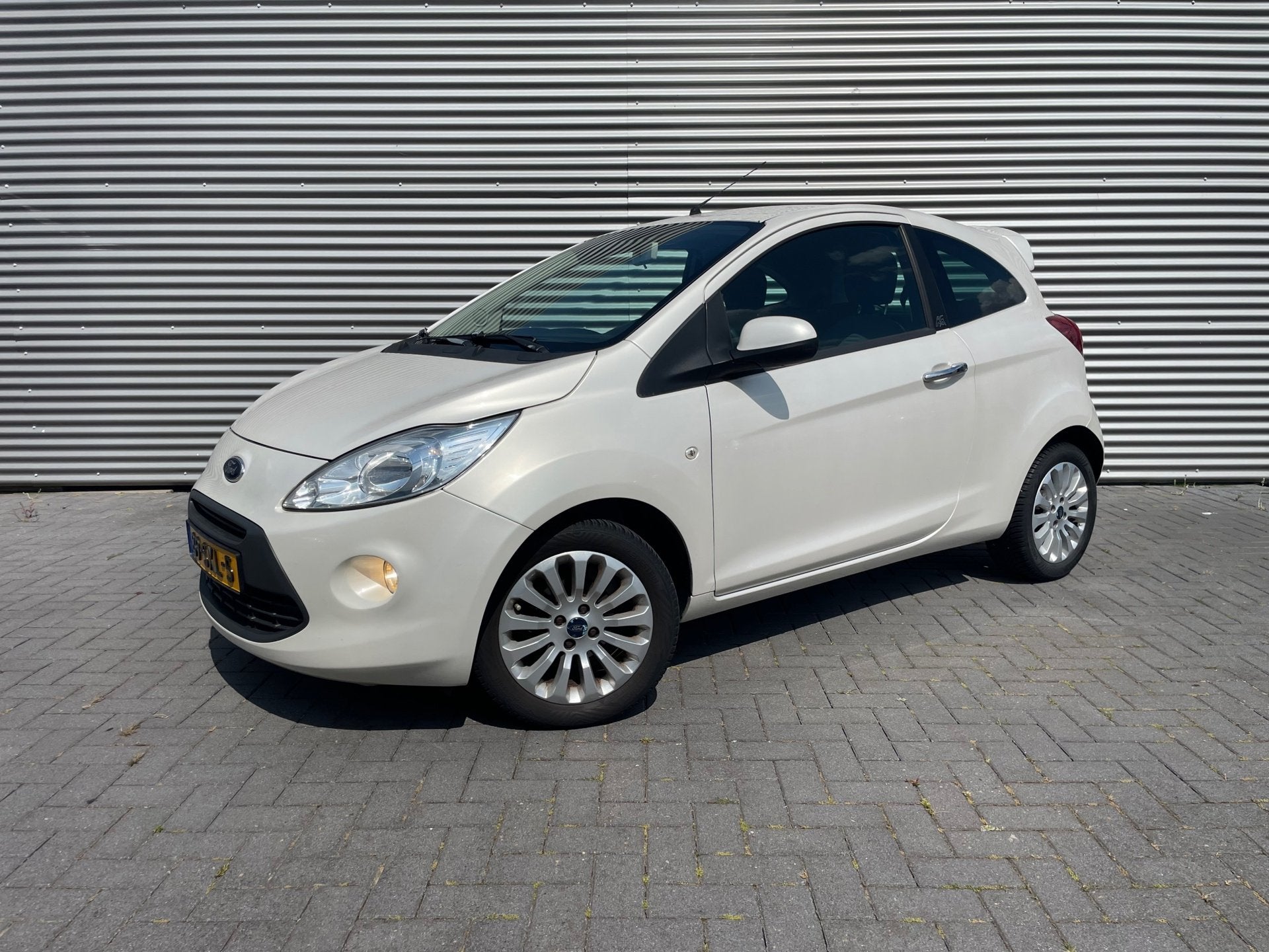 Ford Ka 1.2 Titanium X bouwjaar 2012 ( parelmoer wit ), Auto's, Ford, Voorwielaandrijving, Euro 5, Stof, Gebruikt